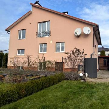 Місячна вул., 23