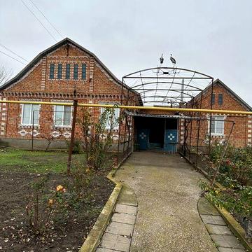 Продается дом в городе Марганец на берегу водоема