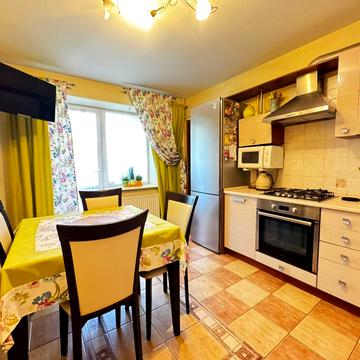 Академіка Євгена Лазаренка вул., 4б