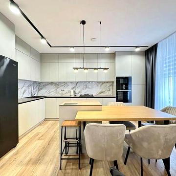 Продаж квартири з дизайнерським ремонтом біля парку