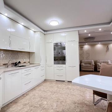 Салютна вул., 1-Б