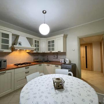 Кадетський Гай вул., 11