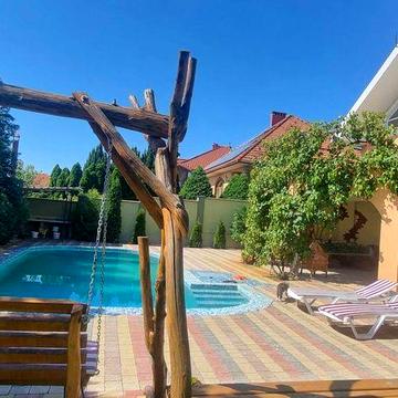 Продам житловий будинок для великої сімї в тихому  районі міста