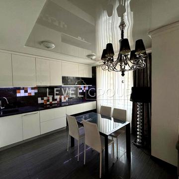 Дмитрівська вул., 75