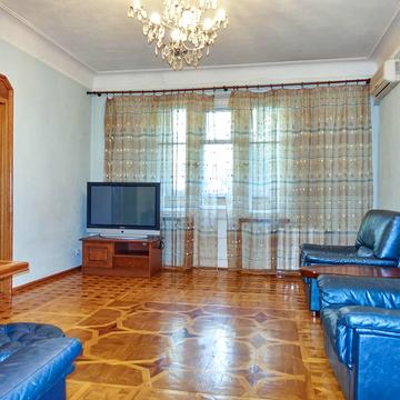 Костельна вул., 8