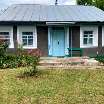 Будинок з господарськими будівлями та земельною ділянкою