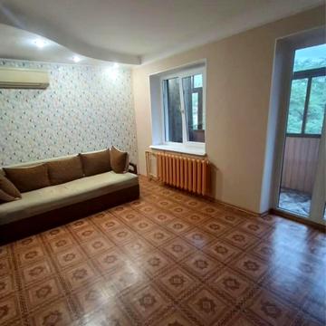 Героїв Космосу вул., 1