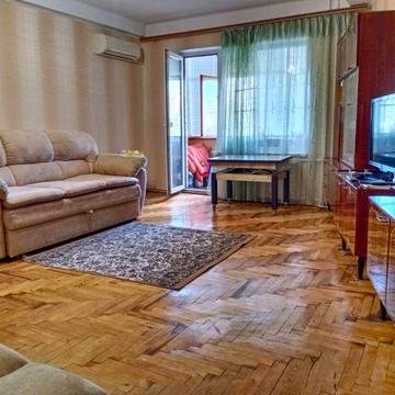 Продається трикімнатна квартира