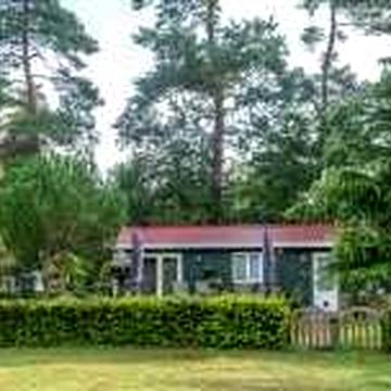 Житловий будинок з великою земельною ділянкою