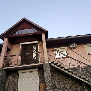 Здається в оренду 4-кімнати будинок / квартира в центрі міста .