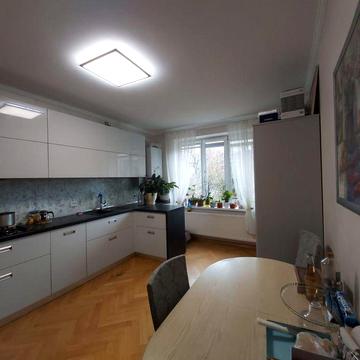 Продається трикімнатна квартира з гаражом в парковій зоні Чернівців