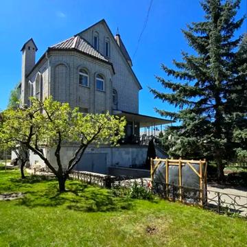 Зоряна вул., 2