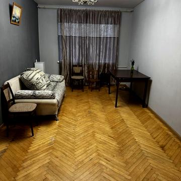 Набережно-Хрещатицька вул., 35