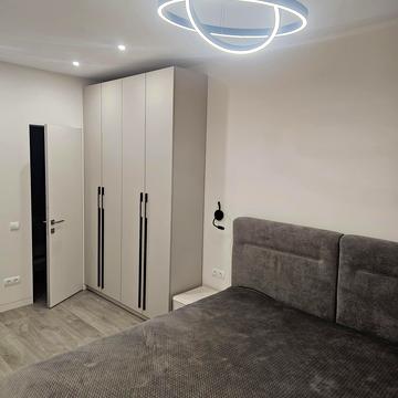 Салютна вул., 2-Б