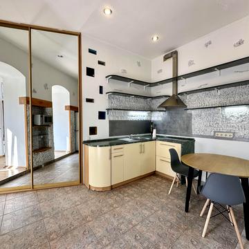 Братська вул., 5