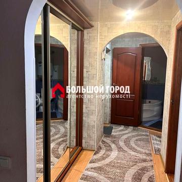 Бочарова вул., 8