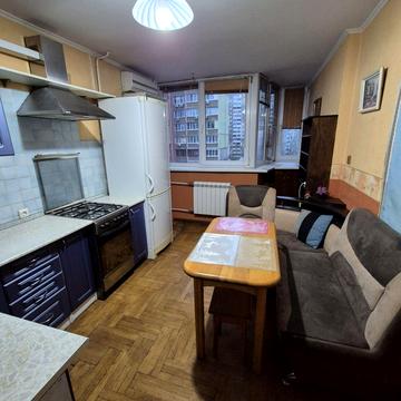 Анни Ахматової вул., 11