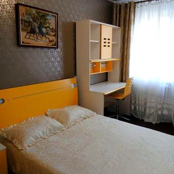 Космонавтів вул., 28