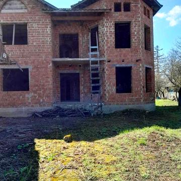 Будинок в стадії будівництва з господапськими спорудами в с Ванчиківці