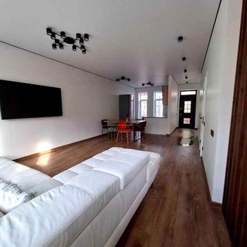 Идеальный современный таунхаус с мебелью и техникой