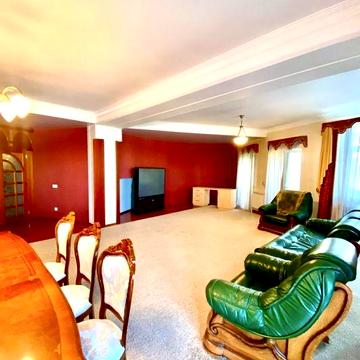 Простора та затишна квартира на вул.Млинова