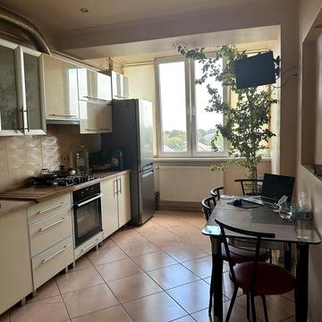 Терміново здається 2 км кварт Хотинська, вільна, ключі!