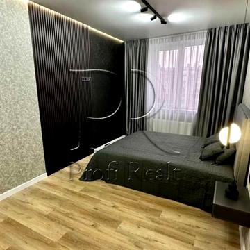 Героїв Небесної Сотні просп., 20/10