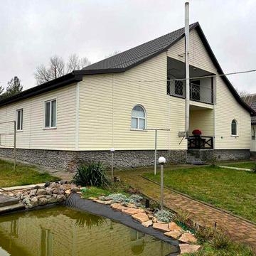 Продається просторий житловий будинок з земельною ділянкою 0,43 га