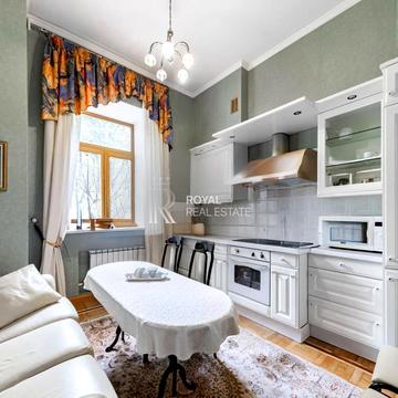 Богдана Хмельницького вул., 2