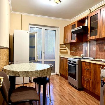 Небесної Сотні просп. (Маршала Жукова), 10