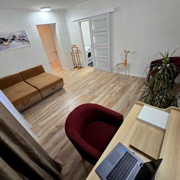 Срібнокільська вул., 22