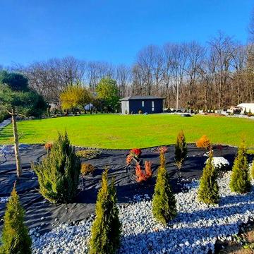 Новий будиночок з гарною ділянкою в затишному місці