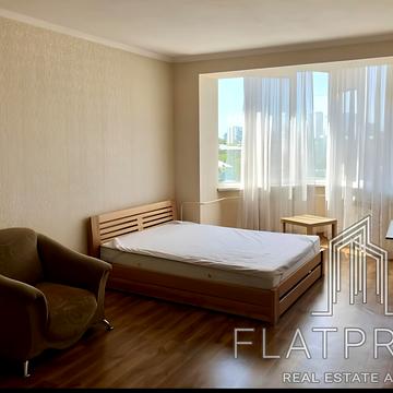 Хмельницька вул., 10