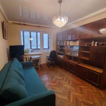 Коломіївський пров. 12, 5/5ц, 2кв. з ремонтом, меблями і технікою.