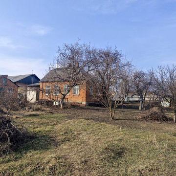 Продається 1/2 житлового будинку з ділянкою 10 соток та маленьким пруд