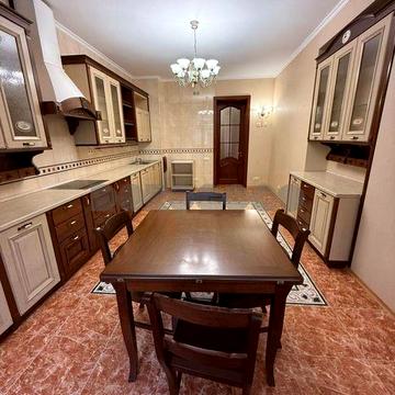 Оренда 4-к квартири  в центрі Києва,210 кв.м., вул.Паторжинського 14