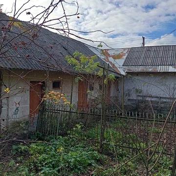 Будинок с.Сарники з земельною ділянкою