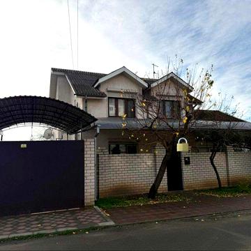 Продаю частину будинку. Окремий двір. Космонавтів. Заходь і живи!