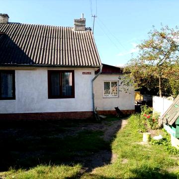 Продам половину будинку + жилий будиночок