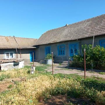 Продаётся дом в  Сарате в жилом состоянии цена 6000уе тел 067-14-41-43