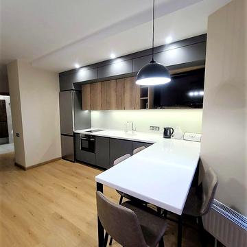 Дніпровська набережна вул., 18-Б