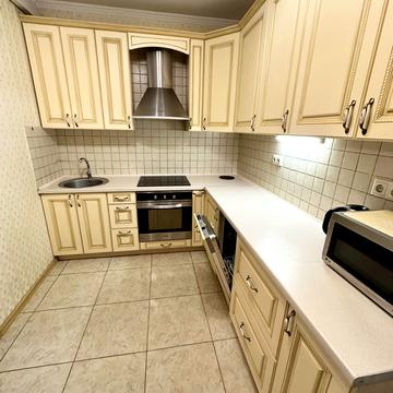 Полтавська вул., 10