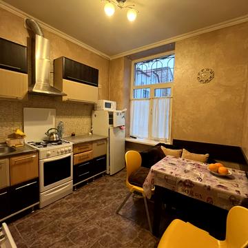 Віри Холодної пл., 3