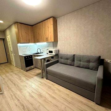 Студія з ремонтом поруч з парком. Мінімальне оформлення