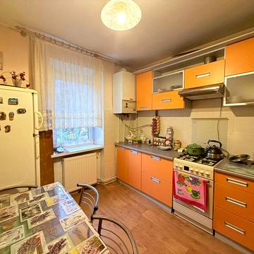 Продається квартира 3 кім., житловий стан, 66 м.кв., м.Яремче
