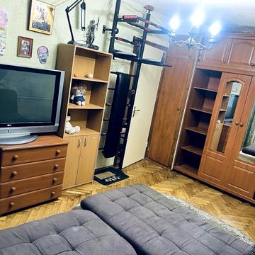 Мілютенка вул., 16