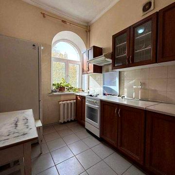 Двухкомнатная рядом Дом Руссова. Балкон на Соборную площадь. Центр