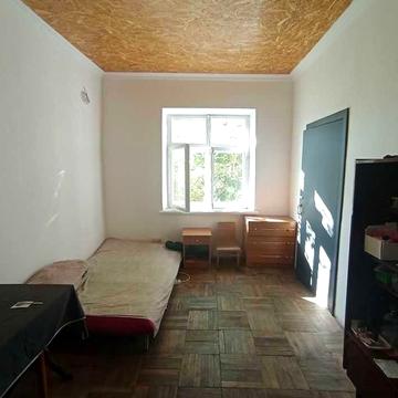 2 комн -39 метров. Центр. 2 этаж. Жилое состояние. ул. Манежная.