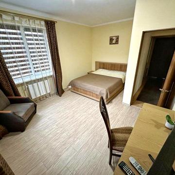 Здається трьох кімнатна  на довготривалий термін