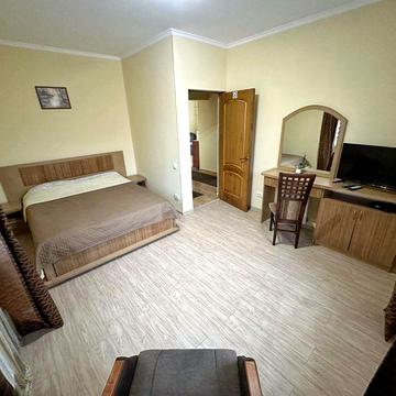 Здається трьох кімнатна  на довготривалий термін